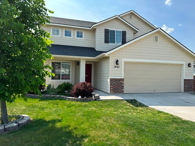 1451 N 14th E St in Mountain Home, ID - Building Photo