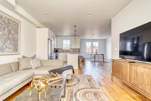 512 NE 56th Ave in Portland, OR - Building Photo