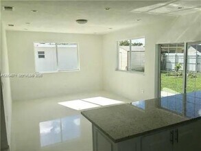 4242 SW 98th Ave in Miami, FL - Building Photo - Building Photo