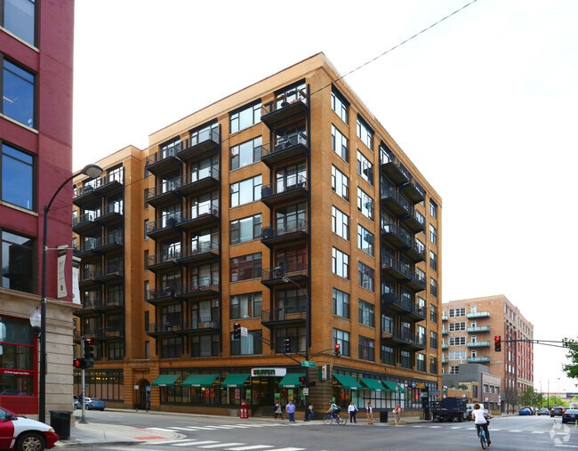 property at 625 W Jackson Blvd