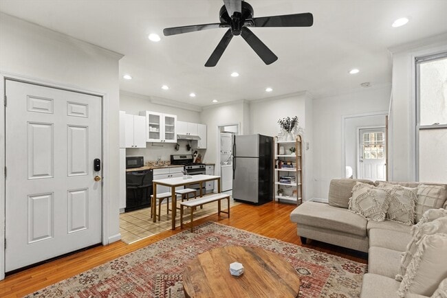 245 W Fifth St in Boston, MA - Building Photo - Building Photo