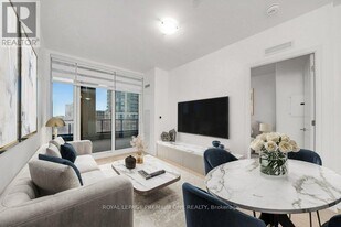 30 Elm Dr W in Mississauga, ON - Building Photo