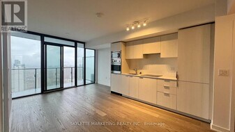 11 Wellesley St W in Toronto, ON - Building Photo