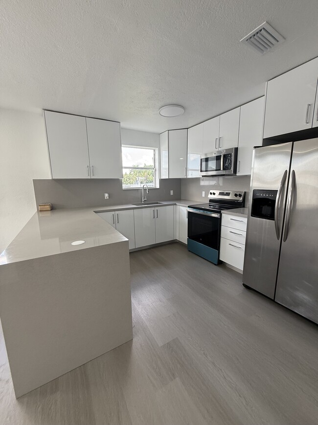 215 W 19th St in Hialeah, FL - Foto de edificio - Building Photo