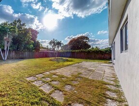 830 NE 171st Ter in North Miami Beach, FL - Building Photo - Building Photo