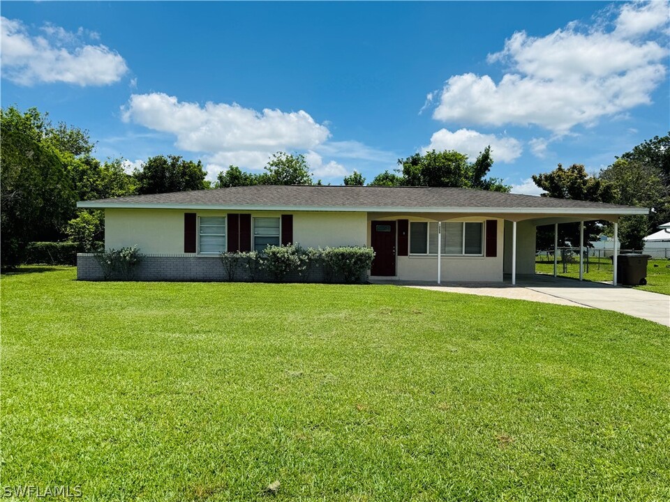 1522 Medford Pl in Lehigh Acres, FL - Building Photo