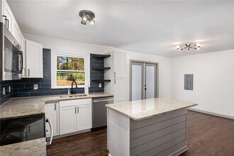 2105 Fellowship Rd in Tucker, GA - Foto de edificio - Building Photo