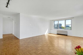 2000 Linwood Ave in Fort Lee, NJ - Building Photo - Building Photo