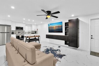 923 NW 110th St in Miami, FL - Foto de edificio - Building Photo