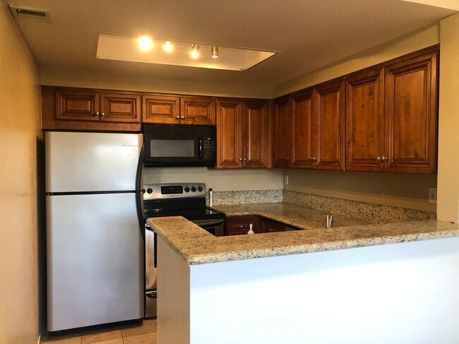 3915 Nobel Dr, Unit 4 in San Diego, CA - Building Photo - Building Photo
