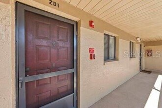 2693 Sabal Springs Cir in Clearwater, FL - Building Photo - Building Photo