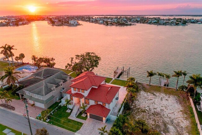 4 Paradise Ln in Treasure Island, FL - Building Photo - Building Photo