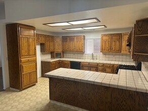 555 North Ct in Corcoran, CA - Foto de edificio - Building Photo