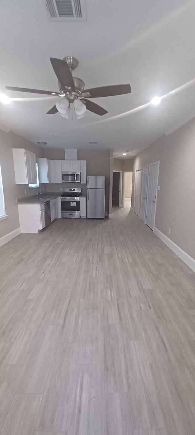 418 Plymouth St photo'