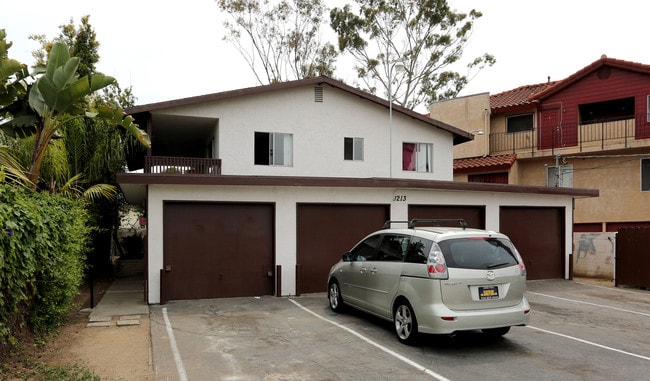1213 Division St in Oceanside, CA - Foto de edificio - Building Photo