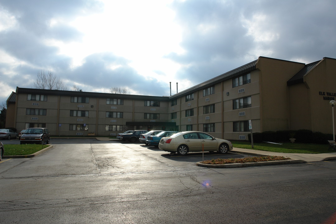 Elk Valley Manor in Girard, PA - Building Photo