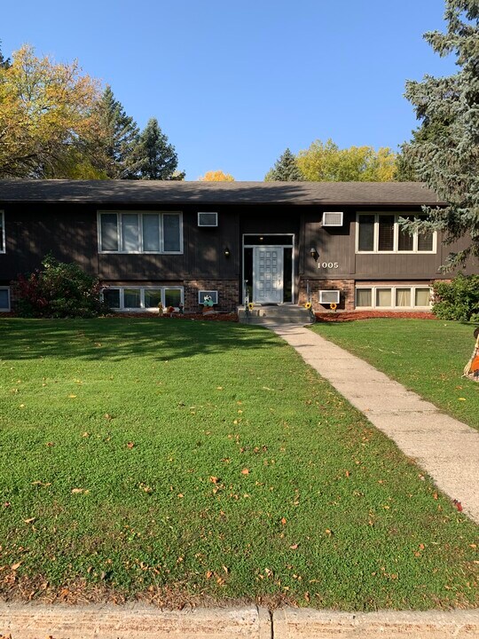 1005 16th St NE, Unit 4 in Willmar, MN - Foto de edificio