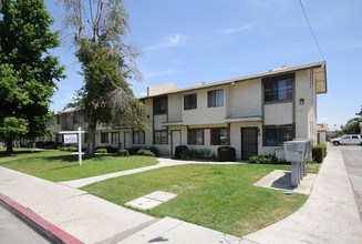 Saunders Park Villa in Bakersfield, CA - Building Photo - Building Photo