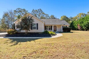 47 Matthews St in Senoia, GA - Building Photo