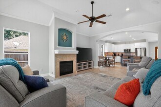 3705 Whisper Walk in Montgomery, TX - Foto de edificio - Building Photo