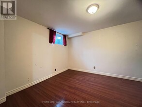 277 Huntington Ridge Dr in Mississauga, ON - Building Photo - Building Photo