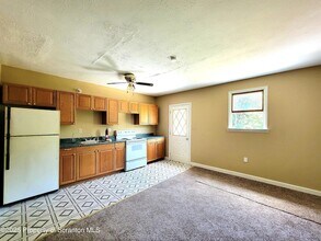 134 S Main St, Unit E in Archbald, PA - Foto de edificio - Building Photo