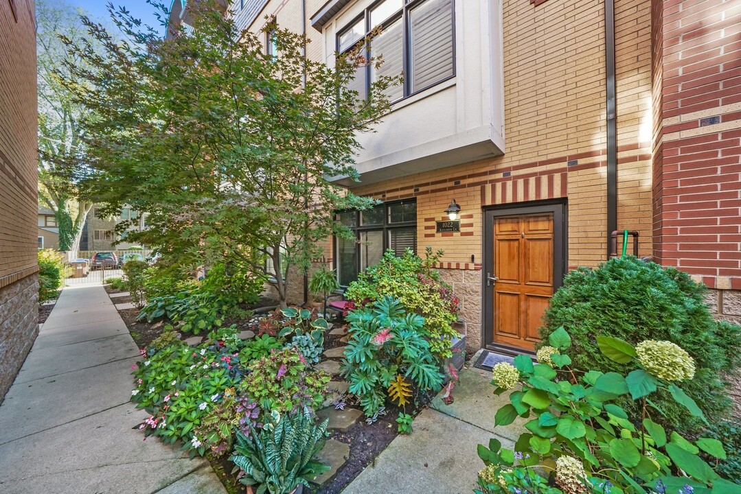 1022 Alexander Ln in Oak Park, IL - Building Photo