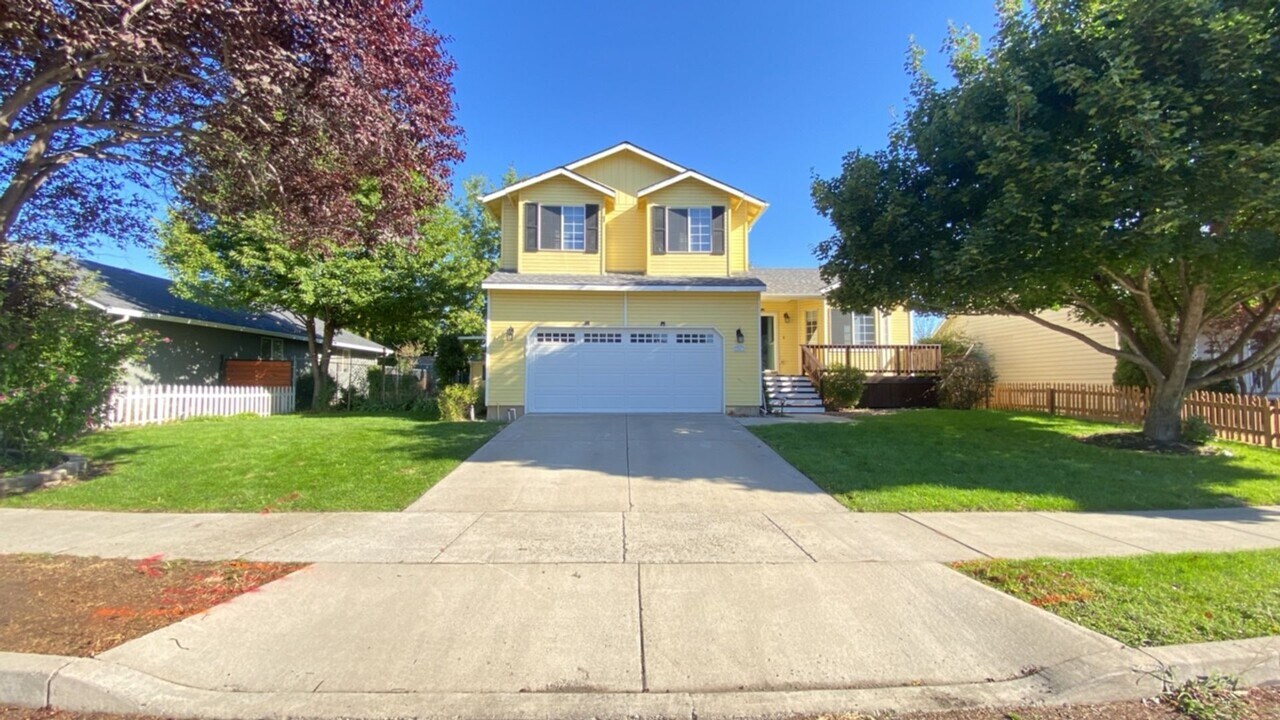 2503 E M Ave in La Grande, OR - Building Photo