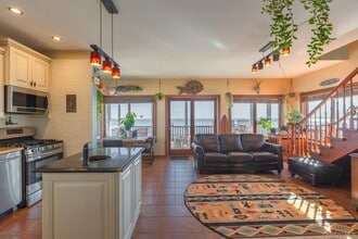 49 Bayview Ave W in Lindenhurst, NY - Building Photo - Building Photo