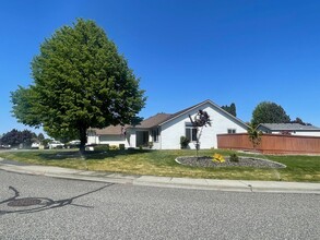 3008 Sonoran Dr in Richland, WA - Building Photo - Building Photo