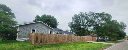 200 Poinsetta Ln in Highlands, TX - Building Photo - Building Photo