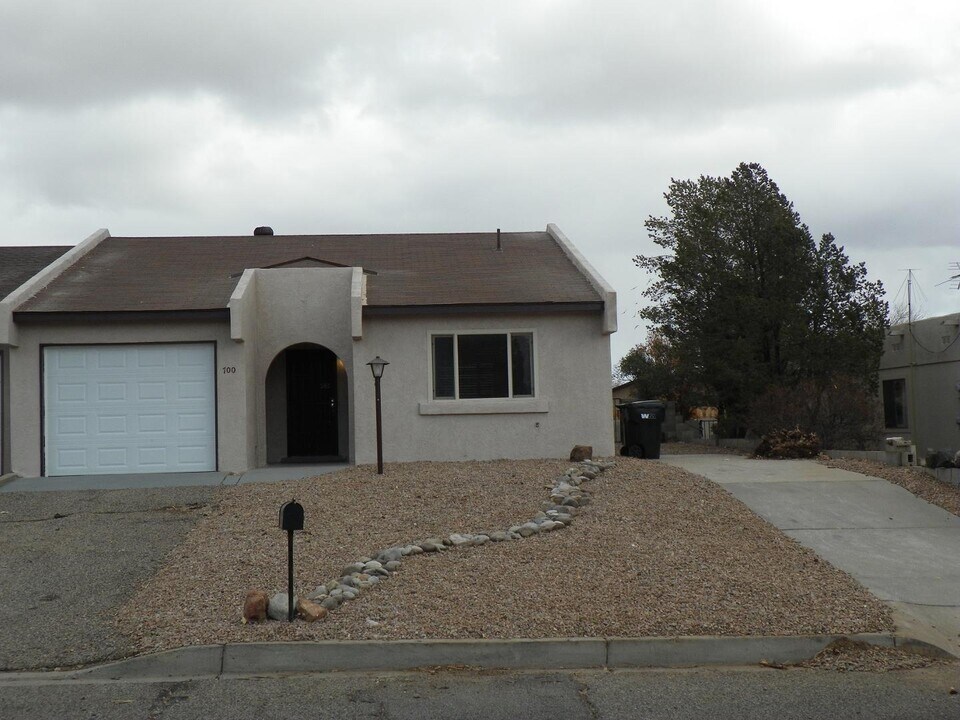 700 Stallion Rd SE in Rio Rancho, NM - Building Photo