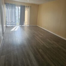 8700 N Sherman Cir in Miramar, FL - Building Photo - Building Photo