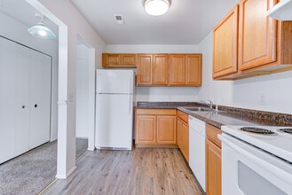 32005 W 12 Mile Rd, Unit 203 in Farmington Hills, MI - Building Photo - Building Photo