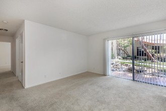 Pacific Woods Apartment Homes in Santa Ana, CA - Building Photo - Interior Photo