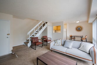 The Courts of Camp Springs in Suitland, MD - Foto de edificio - Interior Photo
