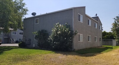 1364 Hobart Dr, Unit #D in Marysville, CA - Building Photo - Building Photo