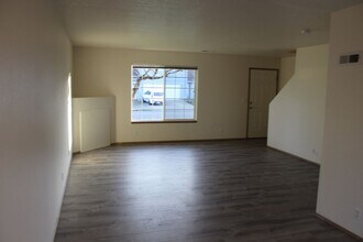 33052 NW Meersburg St in Scappoose, OR - Building Photo - Building Photo