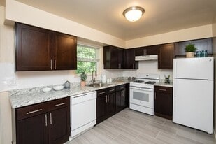 Evergreen Meadows in Edison, NJ - Building Photo