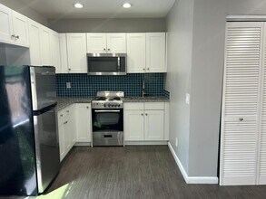 411 Nathan Hale Rd in West Palm Beach, FL - Building Photo - Building Photo