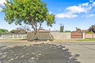 5892 Meadowlark Dr in Huntington Beach, CA - Building Photo - Building Photo