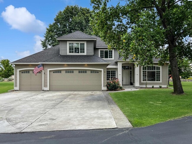 property at 3 Lavender Ct