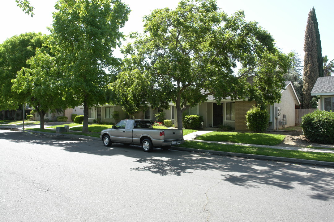 1690 Conestoga Dr in Merced, CA - Foto de edificio