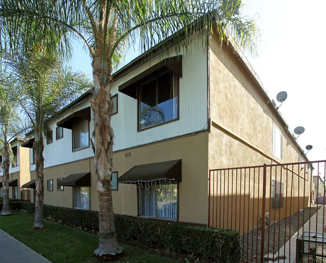 208 W Hoover Ave in Orange, CA - Foto de edificio - Building Photo