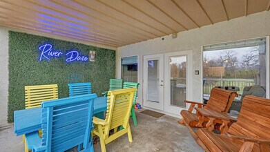 730 E Mather St in New Braunfels, TX - Foto de edificio - Building Photo