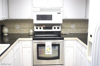 200 Valley Stream Dr in Naples, FL - Building Photo - Building Photo