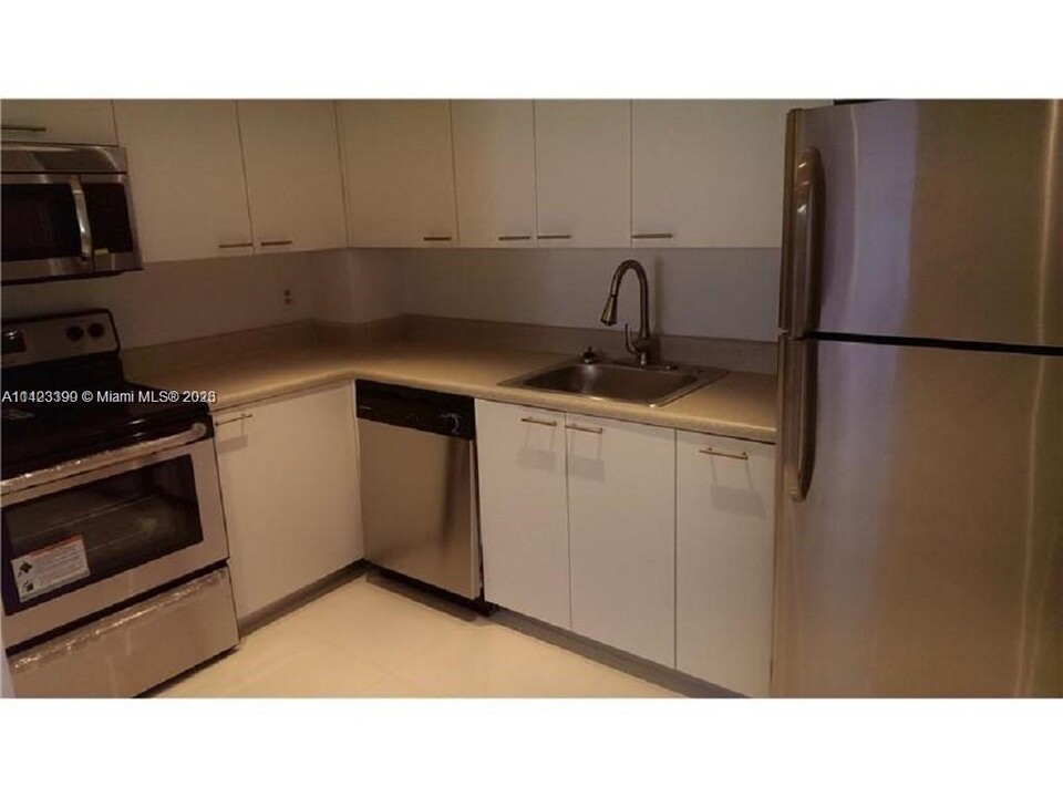 401 Golden Isles Dr, Unit 1011 in Hallandale Beach, FL - Foto de edificio