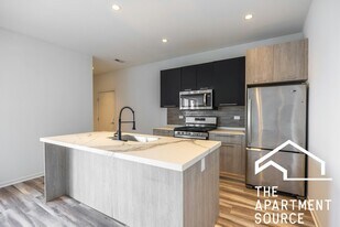 2533 W Fullerton Ave in Chicago, IL - Building Photo