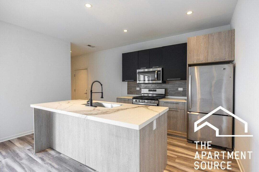 2533 W Fullerton Ave in Chicago, IL - Building Photo