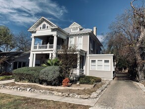 429 W Mistletoe Ave, Unit 2307 in San Antonio, TX - Building Photo - Building Photo